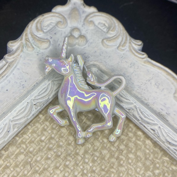 GERRY’S Vintage Iridescent Metal Unicorn Pin - Picture 1 of 3
